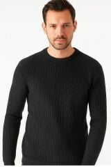 “Yumuşak Dokusu ve Zarifi Tonuyla Dikkat Çeken bu Triko Kazak, Hem Günlük Kombinlerde Hem de Özel Anlarda Konforu ve Şıklığı bir Arada Sunar  Modern Kesimi Sayesinde Her Tarza Uyum Sağlar SİYAH