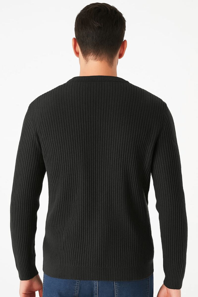 “Yumuşak Dokusu ve Zarifi Tonuyla Dikkat Çeken bu Triko Kazak, Hem Günlük Kombinlerde Hem de Özel Anlarda Konforu ve Şıklığı bir Arada Sunar  Modern Kesimi Sayesinde Her Tarza Uyum Sağlar SİYAH