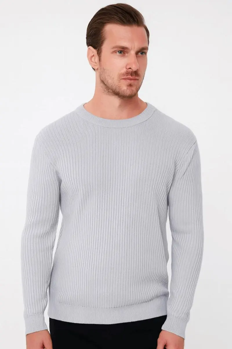 “Yumuşak Dokusu ve Zarifi Tonuyla Dikkat Çeken bu Triko Kazak, Hem Günlük Kombinlerde Hem de Özel Anlarda Konforu ve Şıklığı bir Arada Sunar  Modern Kesimi Sayesinde Her Tarza Uyum Sağlar