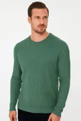 “Yumuşak Dokusu ve Zarifi Tonuyla Dikkat Çeken bu Triko Kazak, Hem Günlük Kombinlerde Hem de Özel Anlarda Konforu ve Şıklığı bir Arada Sunar  Modern Kesimi Sayesinde Her Tarza Uyum Sağlar