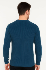 “Yumuşak Dokusu ve Zarifi Tonuyla Dikkat Çeken bu Triko Kazak, Hem Günlük Kombinlerde Hem de Özel Anlarda Konforu ve Şıklığı bir Arada Sunar  Modern Kesimi Sayesinde Her Tarza Uyum Sağlar