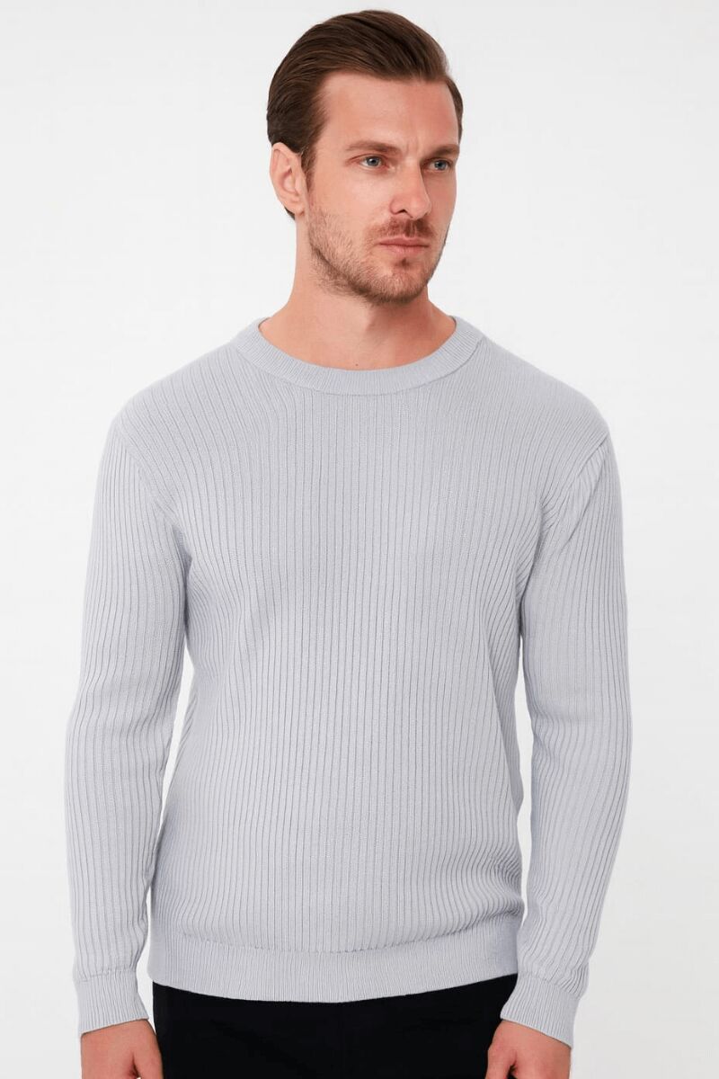 “Yumuşak Dokusu ve Zarifi Tonuyla Dikkat Çeken bu Triko Kazak, Hem Günlük Kombinlerde Hem de Özel Anlarda Konforu ve Şıklığı bir Arada Sunar  Modern Kesimi Sayesinde Her Tarza Uyum Sağlar AÇIK GRİ