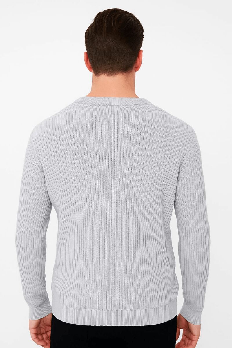 “Yumuşak Dokusu ve Zarifi Tonuyla Dikkat Çeken bu Triko Kazak, Hem Günlük Kombinlerde Hem de Özel Anlarda Konforu ve Şıklığı bir Arada Sunar  Modern Kesimi Sayesinde Her Tarza Uyum Sağlar AÇIK GRİ