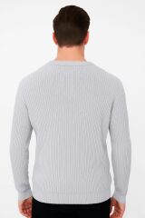 “Yumuşak Dokusu ve Zarifi Tonuyla Dikkat Çeken bu Triko Kazak, Hem Günlük Kombinlerde Hem de Özel Anlarda Konforu ve Şıklığı bir Arada Sunar  Modern Kesimi Sayesinde Her Tarza Uyum Sağlar AÇIK GRİ