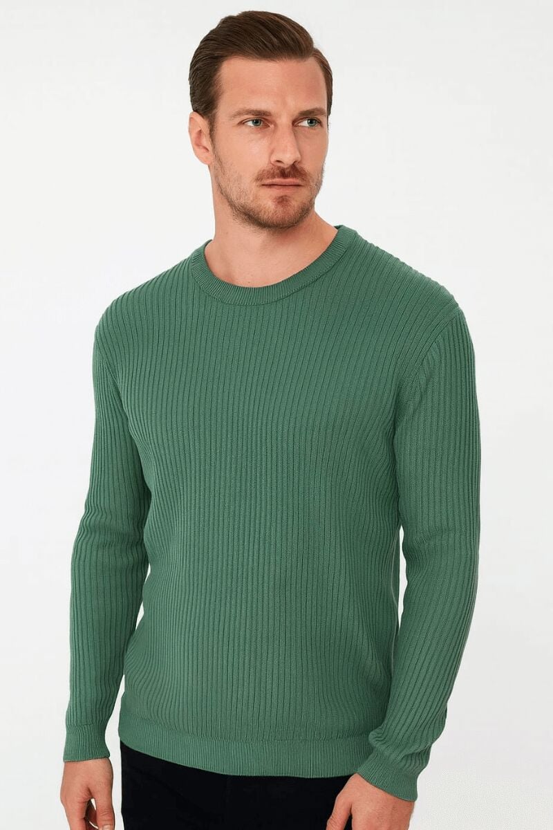 “Yumuşak Dokusu ve Zarifi Tonuyla Dikkat Çeken bu Triko Kazak, Hem Günlük Kombinlerde Hem de Özel Anlarda Konforu ve Şıklığı bir Arada Sunar  Modern Kesimi Sayesinde Her Tarza Uyum Sağlar YEŞİL