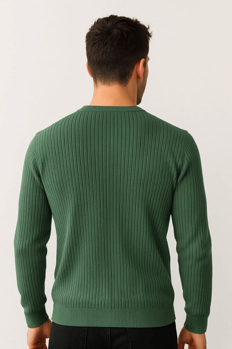 “Yumuşak Dokusu ve Zarifi Tonuyla Dikkat Çeken bu Triko Kazak, Hem Günlük Kombinlerde Hem de Özel Anlarda Konforu ve Şıklığı bir Arada Sunar  Modern Kesimi Sayesinde Her Tarza Uyum Sağlar YEŞİL