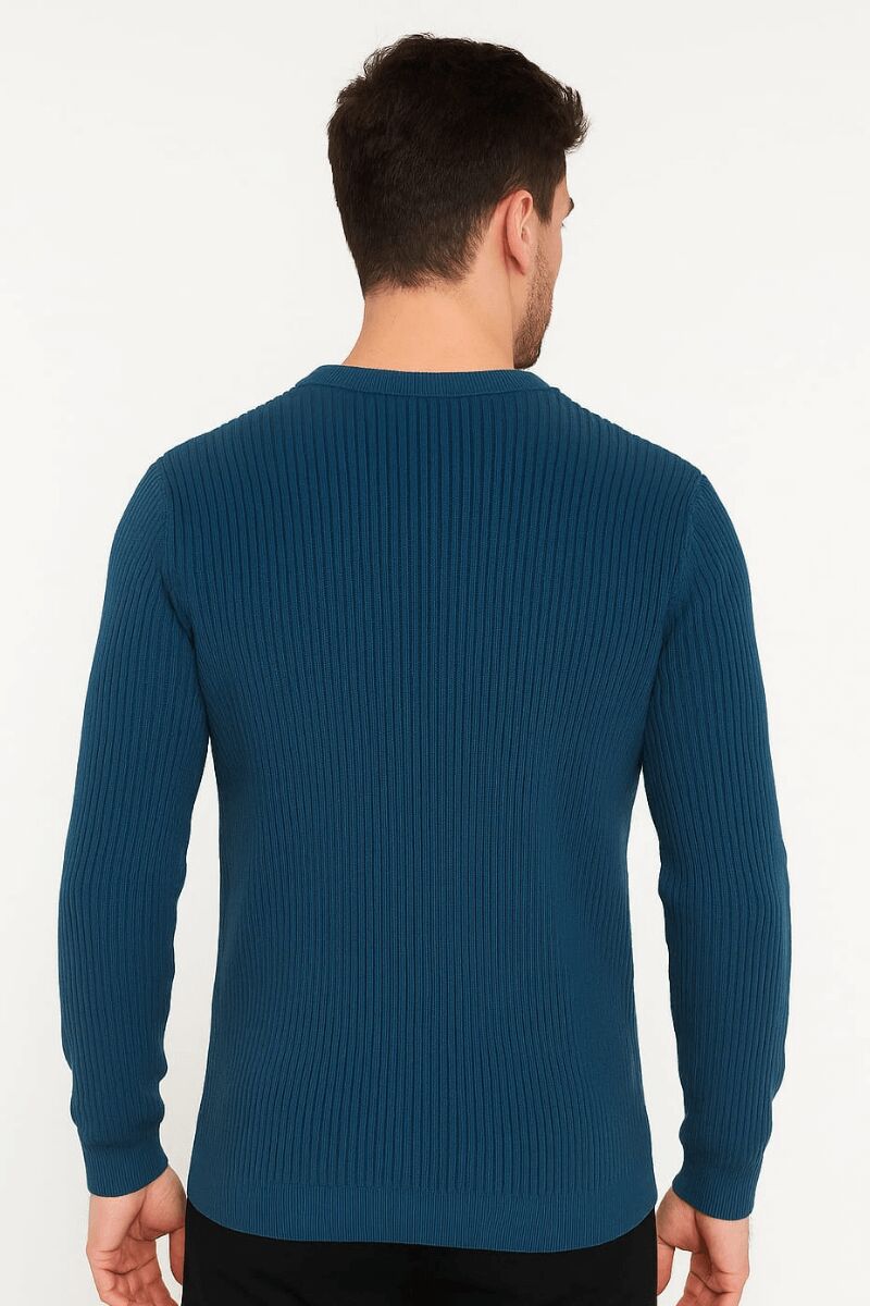 “Yumuşak Dokusu ve Zarifi Tonuyla Dikkat Çeken bu Triko Kazak, Hem Günlük Kombinlerde Hem de Özel Anlarda Konforu ve Şıklığı bir Arada Sunar  Modern Kesimi Sayesinde Her Tarza Uyum Sağlar İNDİGO