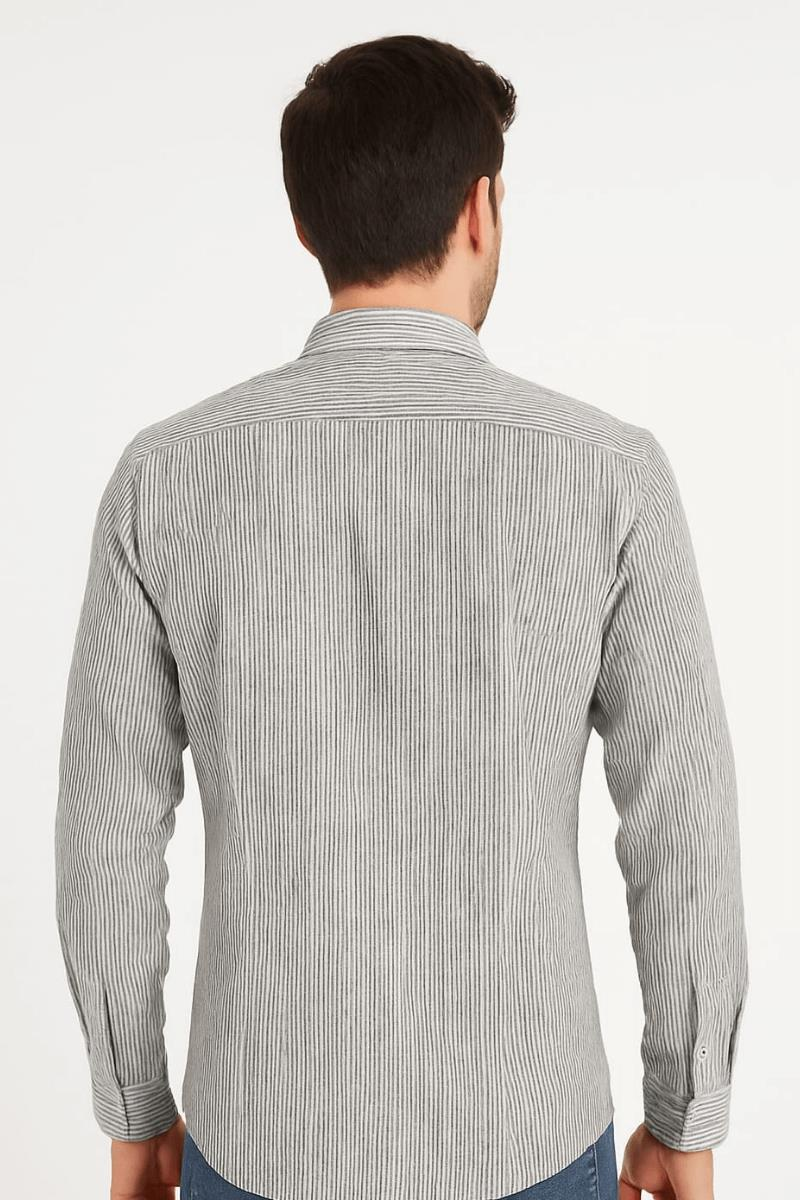 Erkek Zarif çizgili deseni ve modern kesimiyle dikkat çeken bu uzun kollu gömlek, hem günlük kullanımda hem de özel davetlerde stilinizi tamamlar. Gün boyu rahatlık sunar