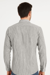 Erkek Zarif çizgili deseni ve modern kesimiyle dikkat çeken bu uzun kollu gömlek, hem günlük kullanımda hem de özel davetlerde stilinizi tamamlar. Gün boyu rahatlık sunar