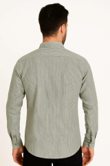 Erkek Zarif çizgili deseni ve modern kesimiyle dikkat çeken bu uzun kollu gömlek, hem günlük kullanımda hem de özel davetlerde stilinizi tamamlar. Gün boyu rahatlık sunar