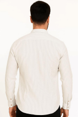 Erkek Zarif çizgili deseni ve modern kesimiyle dikkat çeken bu uzun kollu gömlek, hem günlük kullanımda hem de özel davetlerde stilinizi tamamlar. Gün boyu rahatlık sunar