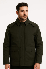 Erkek  Mont Zarif tasarımı ve klasik duruşuyla öne çıkan  uzun mont, soğuk havalarda hem şıklığı hem de sıcaklığı bir arada sunar. Dayanıklı dış kumaşı ve fonksiyonel detayları sayesinde koruma sağlar