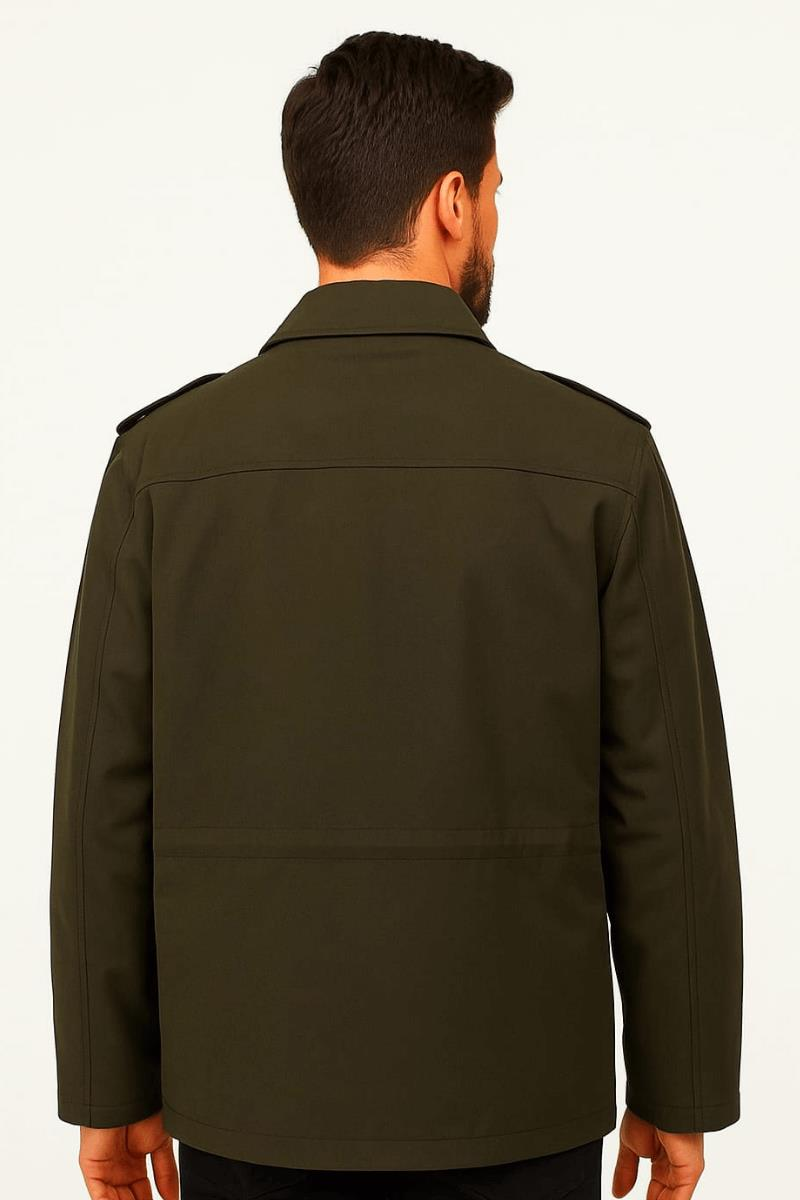 Erkek  Mont Zarif tasarımı ve klasik duruşuyla öne çıkan  uzun mont, soğuk havalarda hem şıklığı hem de sıcaklığı bir arada sunar. Dayanıklı dış kumaşı ve fonksiyonel detayları sayesinde koruma sağlar