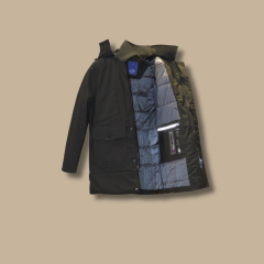 Erkek  Mont Zarif tasarımı ve klasik duruşuyla öne çıkan  uzun mont, soğuk havalarda hem şıklığı hem de sıcaklığı bir arada sunar. Dayanıklı dış kumaşı ve fonksiyonel detayları sayesinde koruma sağlar