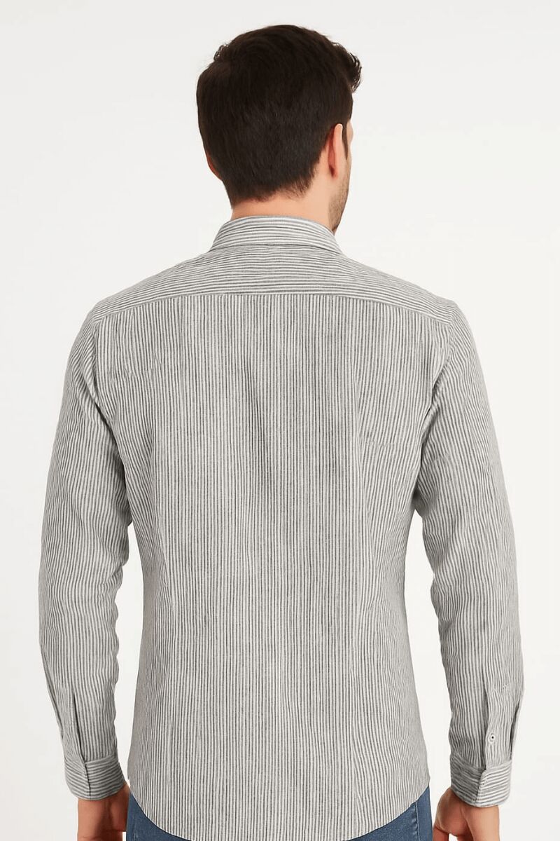 Erkek Zarif çizgili deseni ve modern kesimiyle dikkat çeken bu uzun kollu gömlek, hem günlük kullanımda hem de özel davetlerde stilinizi tamamlar. Gün boyu rahatlık sunar BEYAZ