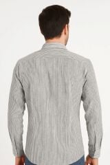 Erkek Zarif çizgili deseni ve modern kesimiyle dikkat çeken bu uzun kollu gömlek, hem günlük kullanımda hem de özel davetlerde stilinizi tamamlar. Gün boyu rahatlık sunar BEYAZ