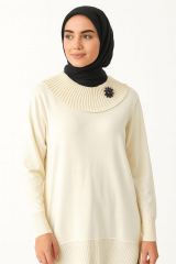 Uzun Kollu Yaka Detaylı Çiçek Armalı Tunik