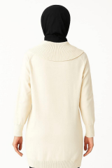 Uzun Kollu Yaka Detaylı Çiçek Armalı Tunik