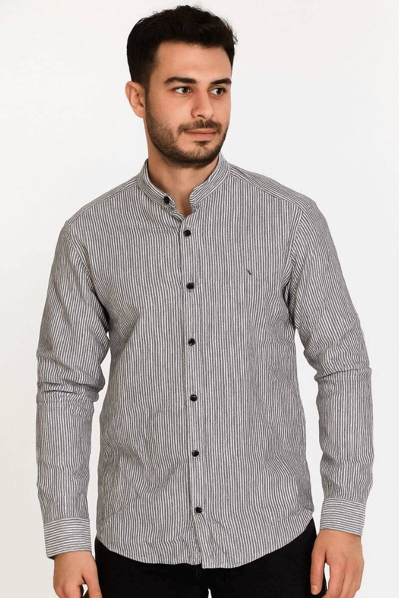 Erkek Zarif çizgili deseni ve modern kesimiyle dikkat çeken bu uzun kollu gömlek, hem günlük kullanımda hem de özel davetlerde stilinizi tamamlar. Gün boyu rahatlık sunar SİYAH