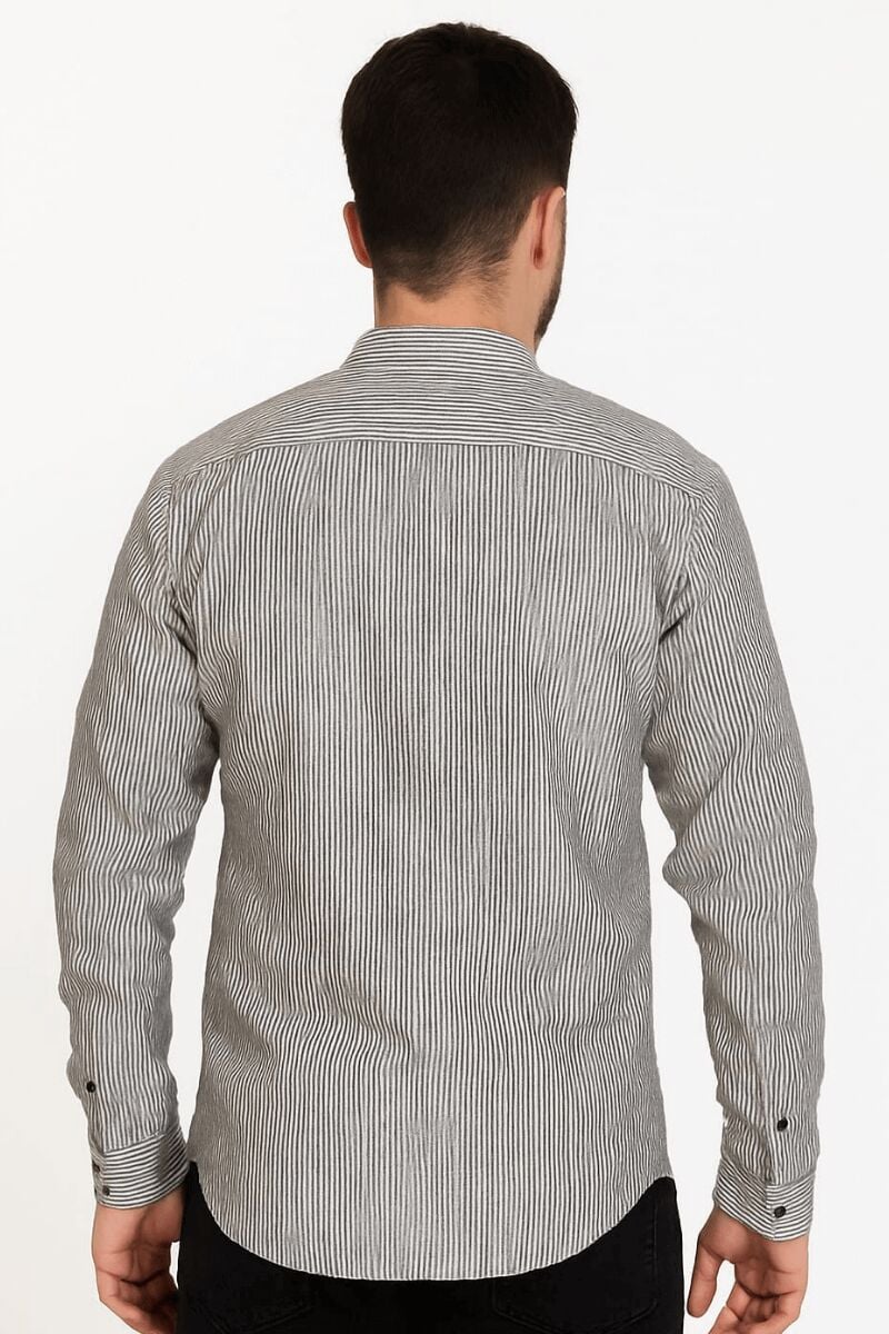 Erkek Zarif çizgili deseni ve modern kesimiyle dikkat çeken bu uzun kollu gömlek, hem günlük kullanımda hem de özel davetlerde stilinizi tamamlar. Gün boyu rahatlık sunar SİYAH
