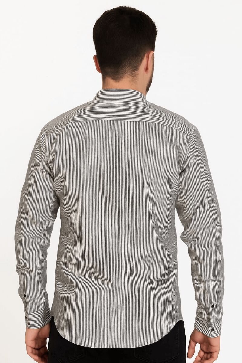 Erkek Zarif çizgili deseni ve modern kesimiyle dikkat çeken bu uzun kollu gömlek, hem günlük kullanımda hem de özel davetlerde stilinizi tamamlar. Gün boyu rahatlık sunar SİYAH
