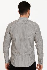 Erkek Zarif çizgili deseni ve modern kesimiyle dikkat çeken bu uzun kollu gömlek, hem günlük kullanımda hem de özel davetlerde stilinizi tamamlar. Gün boyu rahatlık sunar SİYAH