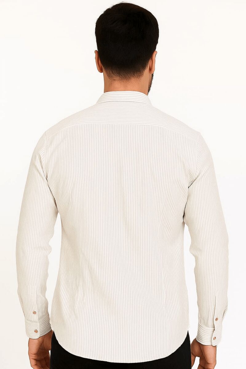 Erkek Zarif çizgili deseni ve modern kesimiyle dikkat çeken bu uzun kollu gömlek, hem günlük kullanımda hem de özel davetlerde stilinizi tamamlar. Gün boyu rahatlık sunar TAŞ