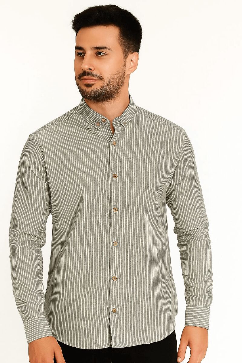 Erkek Zarif çizgili deseni ve modern kesimiyle dikkat çeken bu uzun kollu gömlek, hem günlük kullanımda hem de özel davetlerde stilinizi tamamlar. Gün boyu rahatlık sunar HAKİ