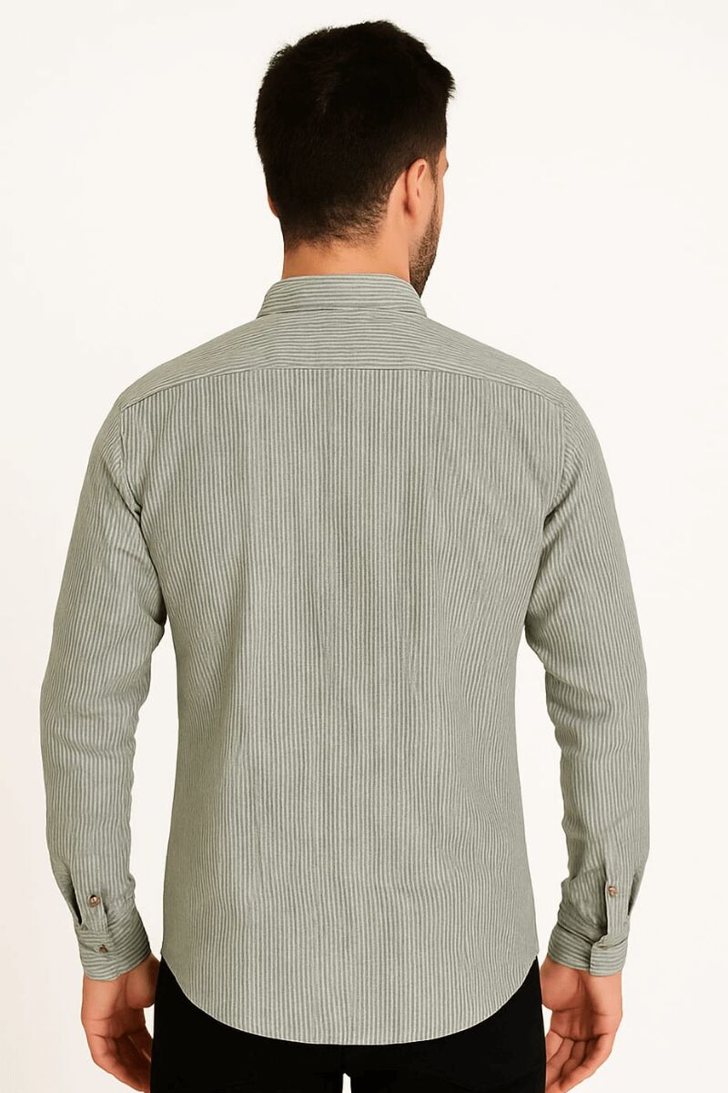 Erkek Zarif çizgili deseni ve modern kesimiyle dikkat çeken bu uzun kollu gömlek, hem günlük kullanımda hem de özel davetlerde stilinizi tamamlar. Gün boyu rahatlık sunar HAKİ