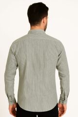 Erkek Zarif çizgili deseni ve modern kesimiyle dikkat çeken bu uzun kollu gömlek, hem günlük kullanımda hem de özel davetlerde stilinizi tamamlar. Gün boyu rahatlık sunar HAKİ
